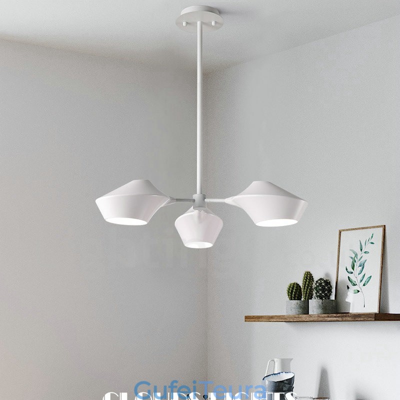 נברשת רטרו לינארית 3 אור עם גוונים אקריליים במוסך בחוץ