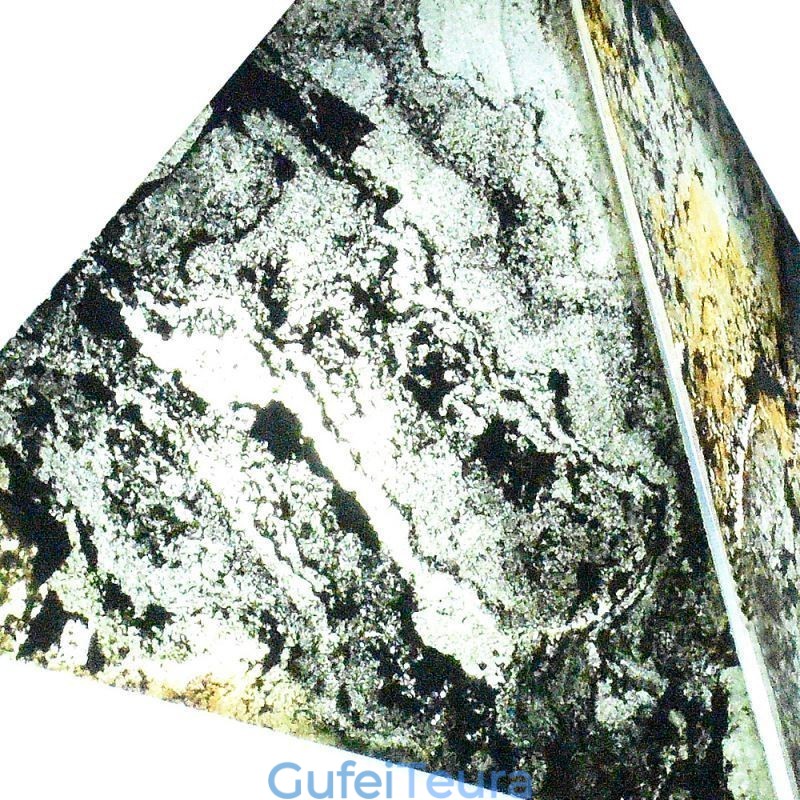 עיצוב שקוף תלת מימד בצורת יהלום גיאומטרי