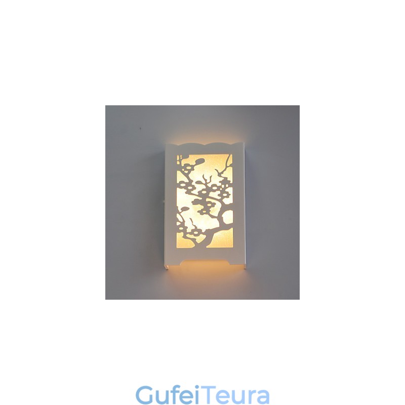 לבן מנורת קיר פרח השזיף של דפוסי גילוף או עיצובים על אורות עץ