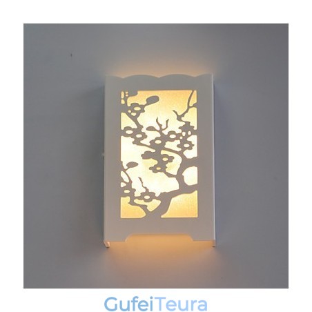 לבן מנורת קיר פרח השזיף של דפוסי גילוף או עיצובים על אורות עץ