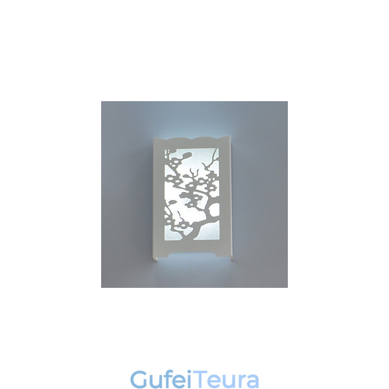 לבן מנורת קיר פרח השזיף של דפוסי גילוף או עיצובים על אורות עץ