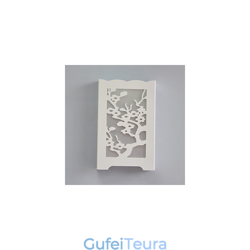 לבן מנורת קיר פרח השזיף של דפוסי גילוף או עיצובים על אורות עץ