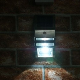 אור קיר לבן סולארי עם חיישן תנועה PIR