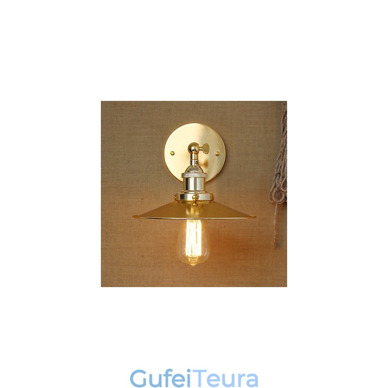 וילה בסגנון תעשייתי מינימליסטי נוסטלגית מטריית זהב מול הקיר המעוטר במעבר הכנסייה