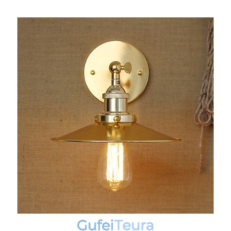 וילה בסגנון תעשייתי מינימליסטי נוסטלגית מטריית זהב מול הקיר המעוטר במעבר הכנסייה