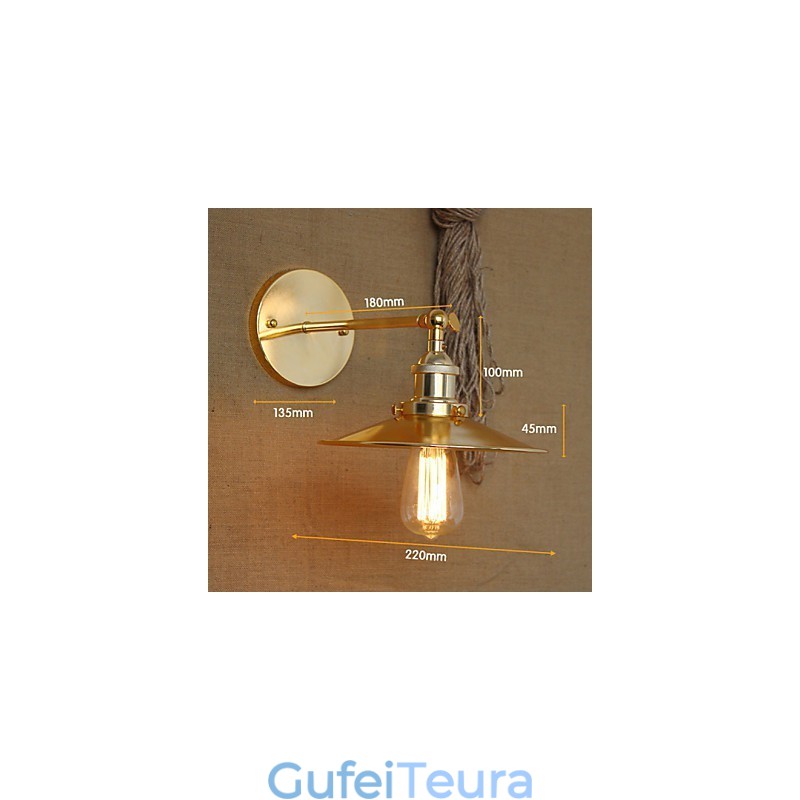 וילה בסגנון תעשייתי מינימליסטי נוסטלגית מטריית זהב מול הקיר המעוטר במעבר הכנסייה