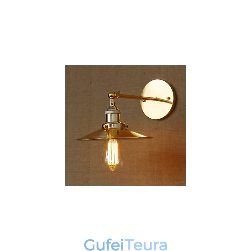 וילה בסגנון תעשייתי מינימליסטי נוסטלגית מטריית זהב מול הקיר המעוטר במעבר הכנסייה