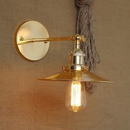 וילה בסגנון תעשייתי מינימליסטי נוסטלגית מטריית זהב מול הקיר המעוטר במעבר הכנסייה