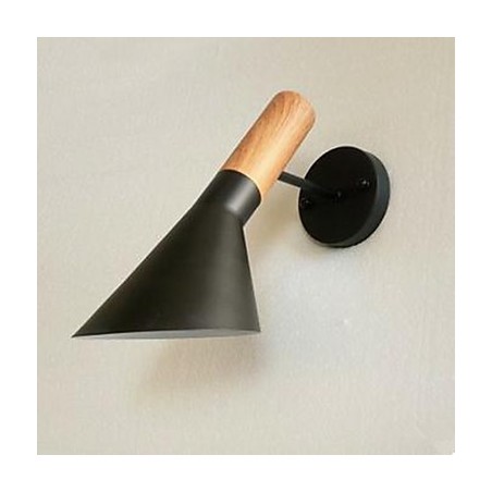 סלון פשוט מודרני מיטת ברזל יצוק מנורת קיר חיקוי עץ