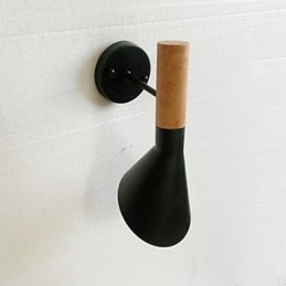 סלון פשוט מודרני מיטת ברזל יצוק מנורת קיר חיקוי עץ