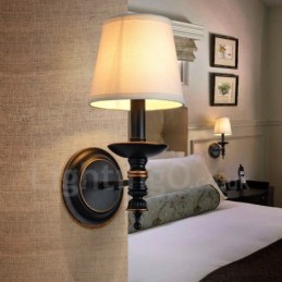 פמוטי קיר מקורה קלאסיים מסורתיים עם אור יחיד