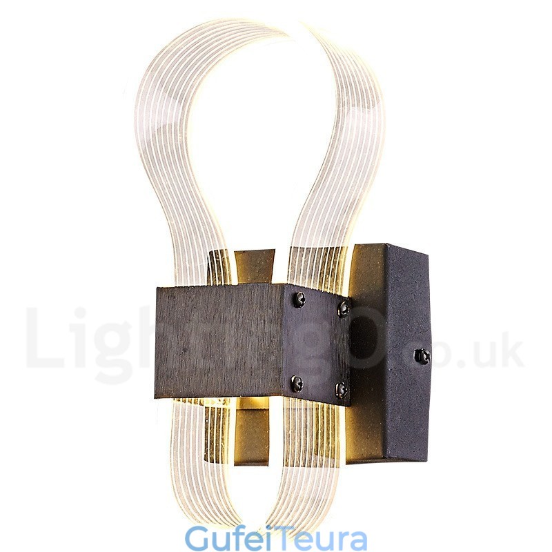 מנורת קיר מודרנית עם גוון אקרילי למעבר במסדרון חדר השינה