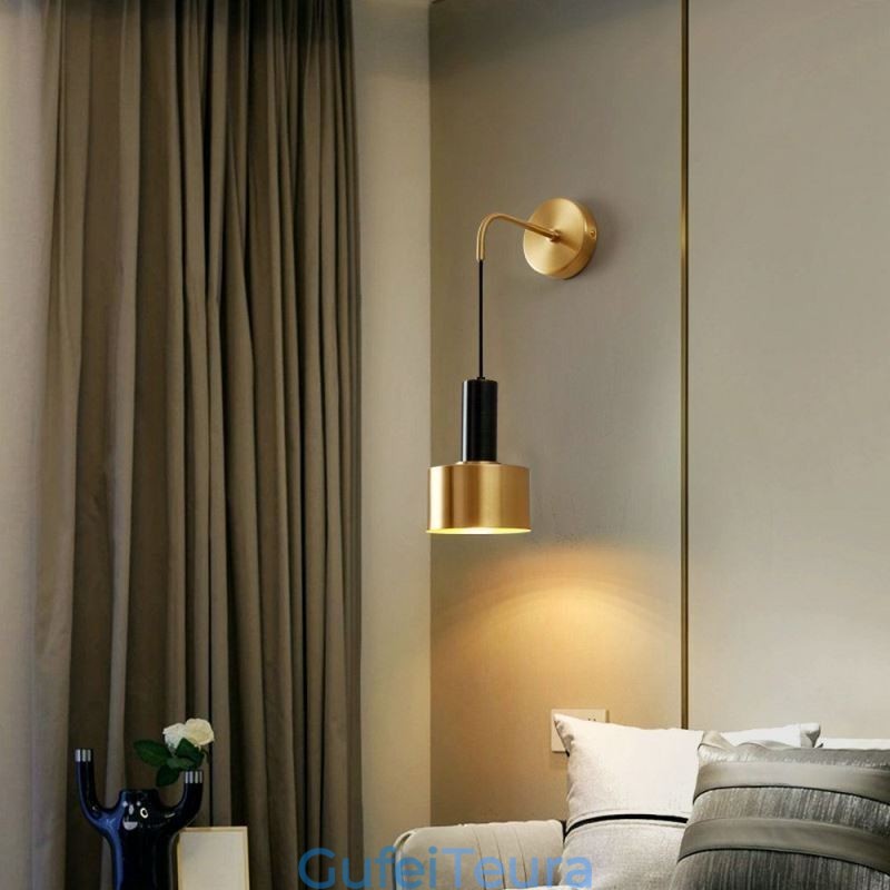 פמוט קיר מודרני בצבע שחור זהב שחור