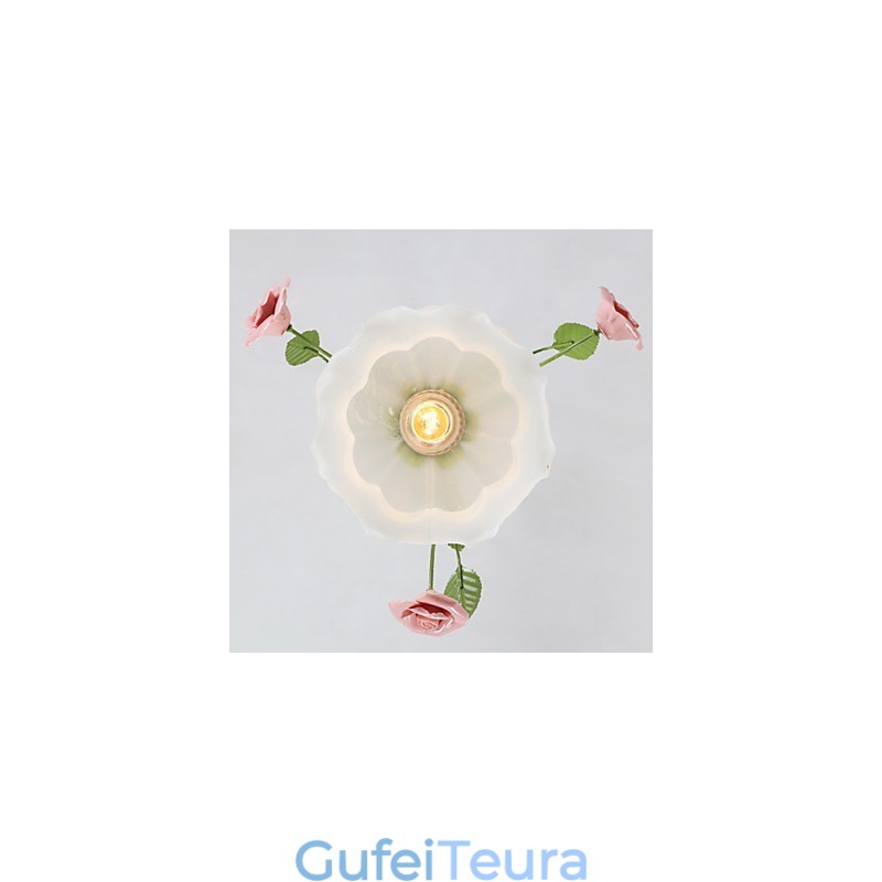 פרחים וצמחים לגן ליום האהבה סופגים אור כיפה